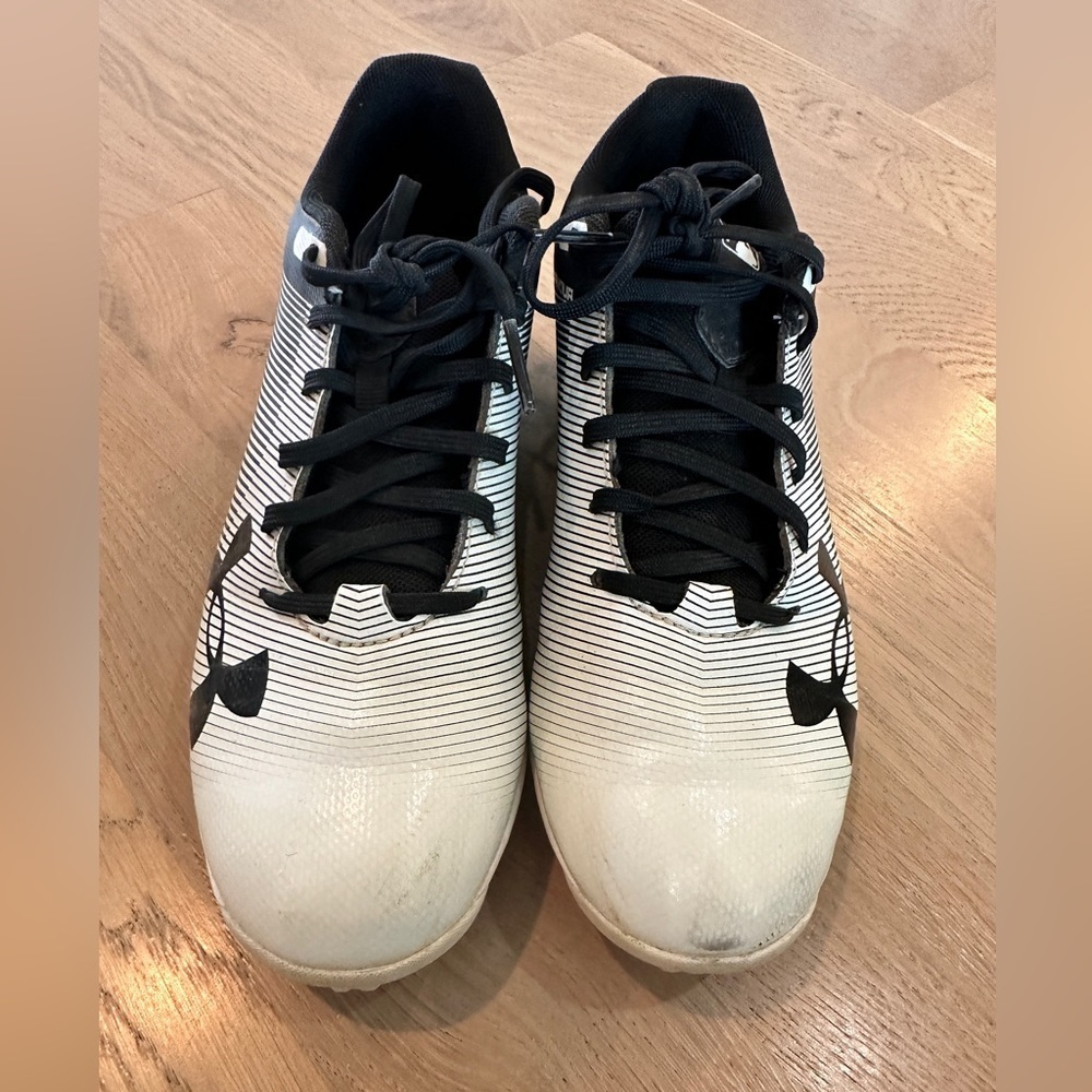 Under armour leadoff low rim jr baseball cleats black /  white 5Y